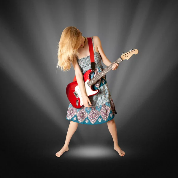 Hippie meisje met elektrische gitaar — Stockfoto