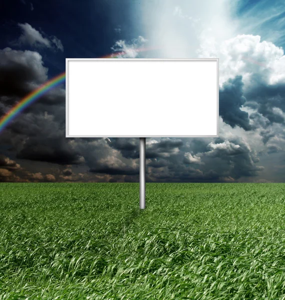 Billboard és zöld fű és a kék cloudly ég — Stock Fotó