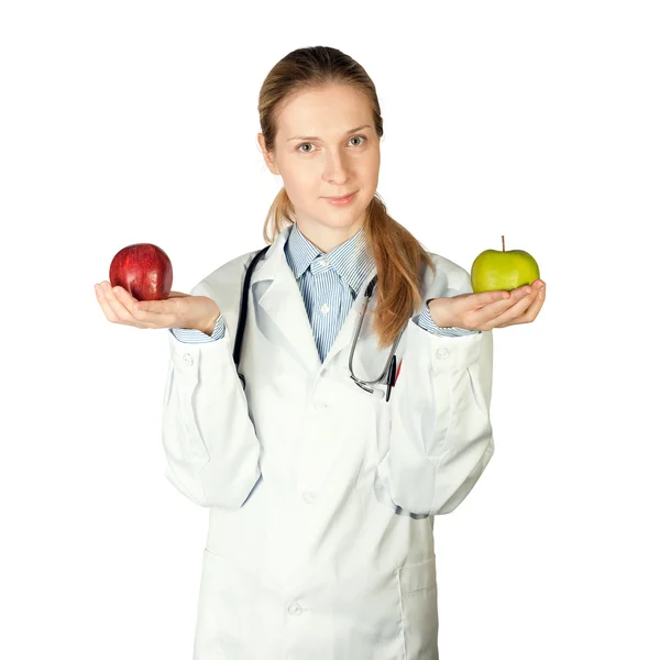 Женщина-врач с двумя яблоками — стоковое фото