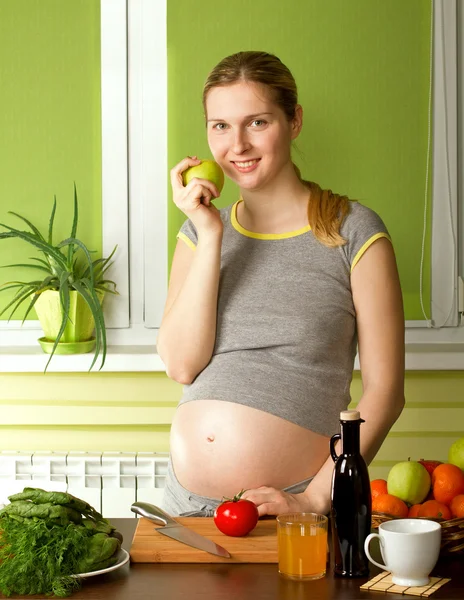 Zwangere vrouw op keuken — Stockfoto