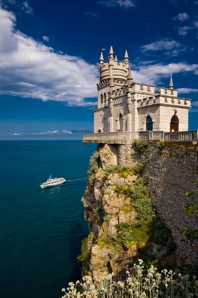 Νεράιδα κάστρο πάνω από τη θάλασσα — Φωτογραφία Αρχείου