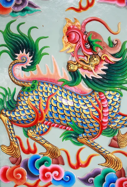Arte tradicional de pared de iglesia de estilo tailandés con dragón de chines —  Fotos de Stock