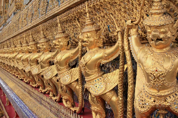Złoty garuda w świątyni wat phra keao, bangkok, Tajlandia — Zdjęcie stockowe