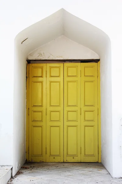 Žluté dřevěné dveře, vintage design — Stock fotografie