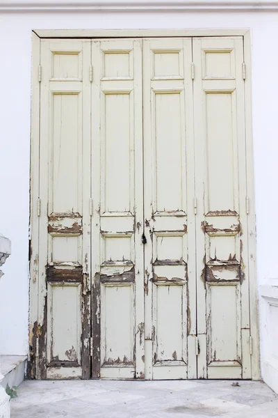 Великолепная винтажная дверь с замком — стоковое фото