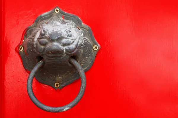 Door knocker on a red door — Stock Photo, Image
