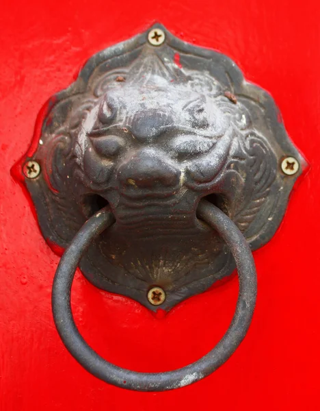 Door knocker on a red door — Stock Photo, Image