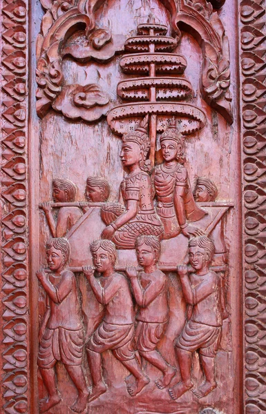 Régi, fából készült ajtó faragták thai minta — Stock Fotó