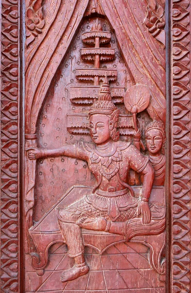 Puerta de madera vieja fueron talladas patrón tailandés — Foto de Stock