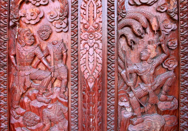 古い木製のドアは彫られたタイ考古学 — ストック写真