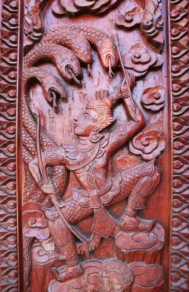 Stare drewniane drzwi były rzeźbione tajski wzór — Zdjęcie stockowe