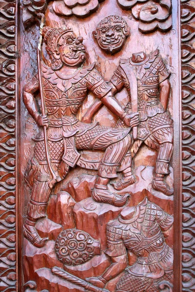Staré dřevěné dveře byly vytesány thajské vzor — Stock fotografie