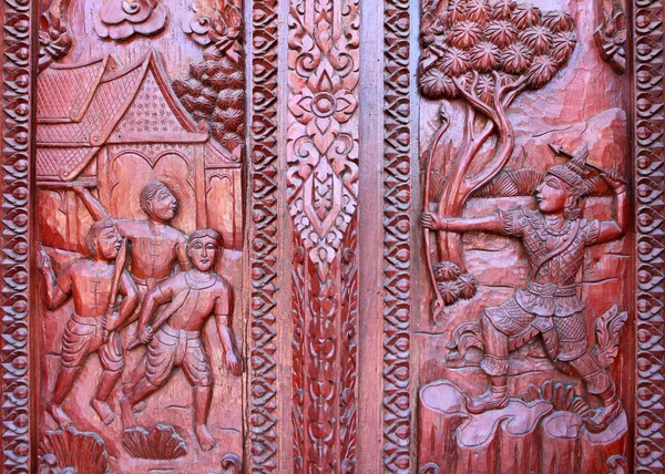 Staré dřevěné dveře byly vytesány thajské archeologie — Stock fotografie