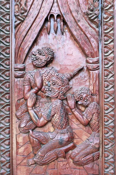 Старі дерев'яні двері були вирізані тайських картина — стокове фото