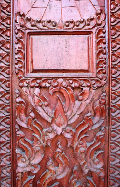Eski ahşap kapı Tay deseni oyma — Stok fotoğraf