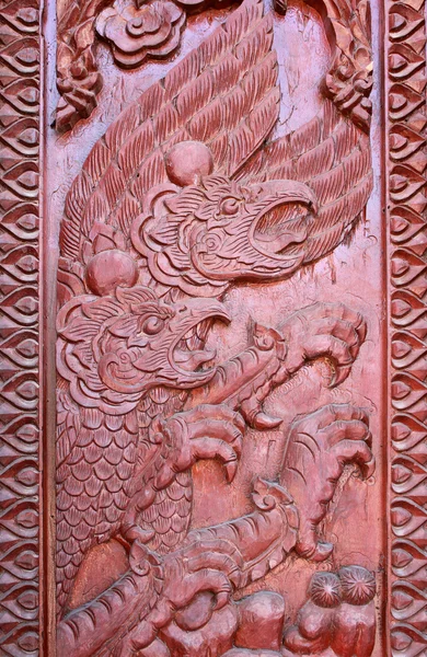 Porta de madeira velha foram esculpidas padrão tailandês — Fotografia de Stock