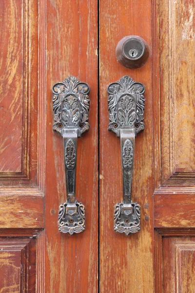 Ahşap bir kapı üzerinde Vintage kapı kolu — Stok fotoğraf