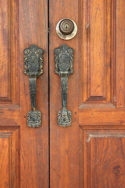 Vintage door handle on an wooden door — Stock Photo, Image