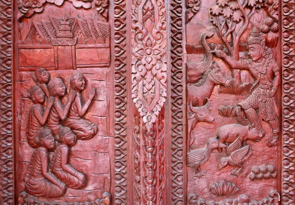 Staré dřevěné dveře byly vytesány thajské archeologie — Stock fotografie