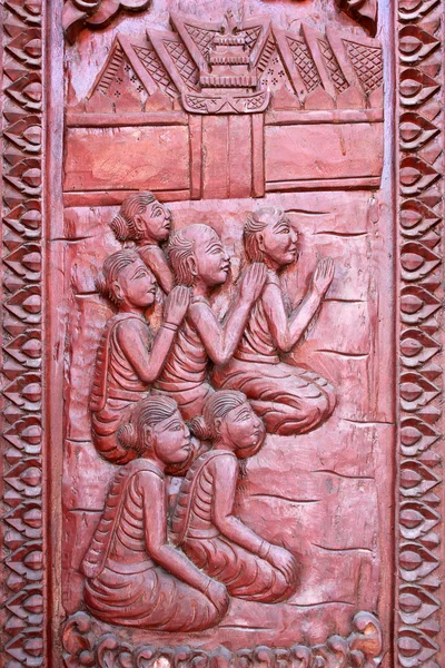 旧木门被雕刻泰国考古 — 图库照片