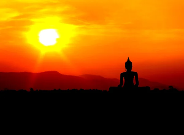 Sílhueta de Buda na montanha com fundo de pôr do sol — Fotografia de Stock