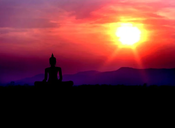 Buddha-Silhouette auf dem Berg mit Sonnenuntergang — Stockfoto