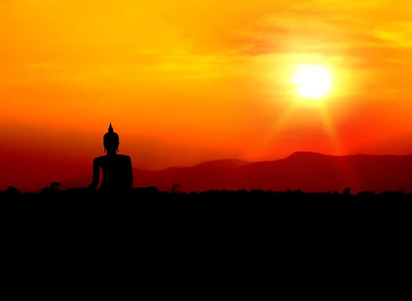 Buddha silhouette hegyen naplemente háttér — Stock Fotó