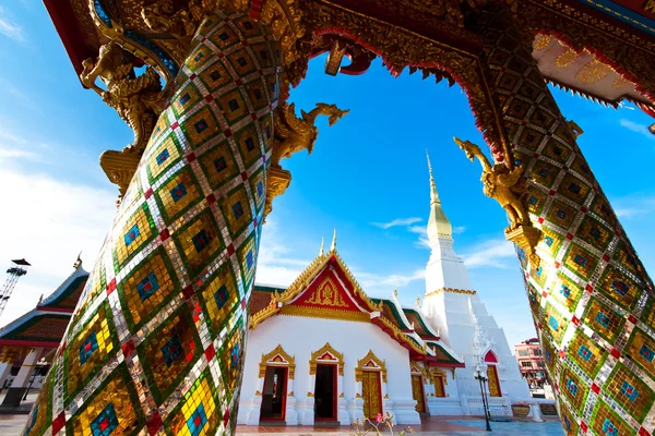 Zwei Mosaiksäulen im buddhistischen thailändischen Tempel — Stockfoto