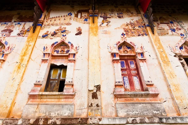 Antika thailändska buddrist windows — Stockfoto