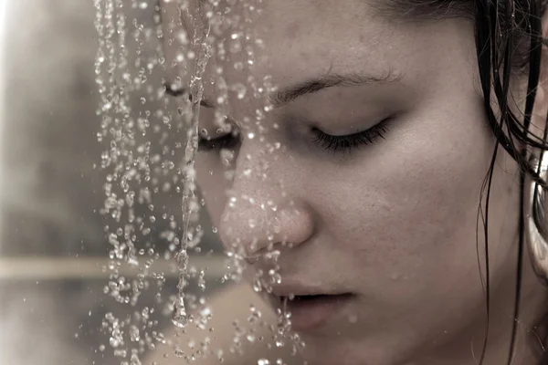 Kadın duş altında — Stok fotoğraf