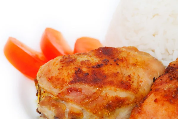 Kavrulmuş tavuk uyluk, pirinç ve domates — Stok fotoğraf