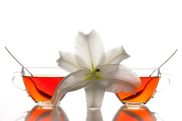 2 чашки чая и цветок — стоковое фото