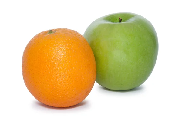 Zelené jablko a pomeranč — Stock fotografie