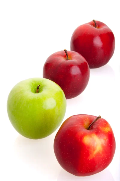 3 maçãs vermelhas e 1 verde — Fotografia de Stock