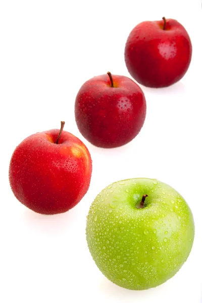 3 maçãs vermelhas e 1 verde — Fotografia de Stock