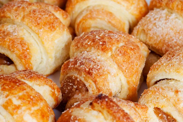 Kekse in Form von kleinen Croissants lizenzfreie Stockbilder