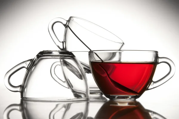 4 Teetassen und Tee lizenzfreie Stockfotos