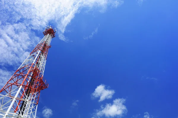 Phone tower in blue sky — Stock Photo, Image