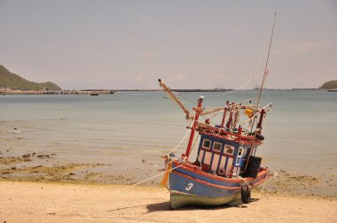 Balıkçı tekneleri sahilde park edilmiş