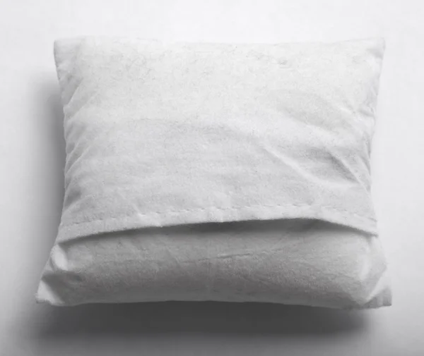 Vecchio Cuscino Bianco Isolato — Foto Stock