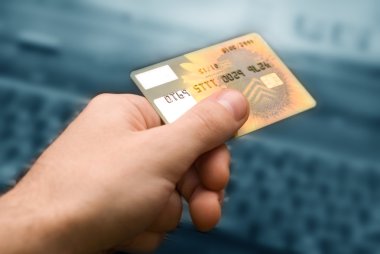 kredi kartı elinde alışveriş internet için