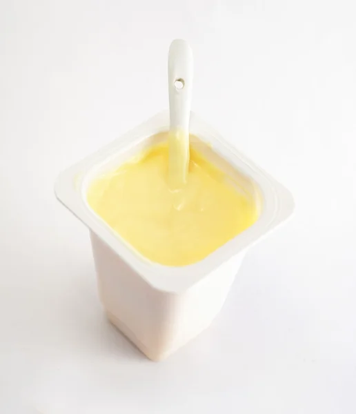 Iogurte Laranja Com Colher Chá Branco — Fotografia de Stock