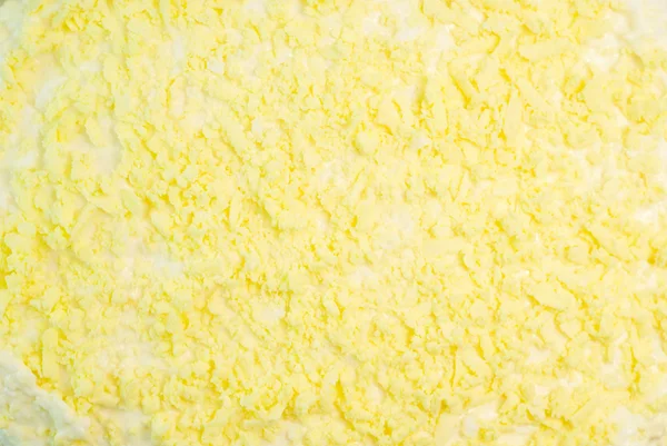 Sałatka Mimoza na białym tle na białym (zbliżenie) — Zdjęcie stockowe