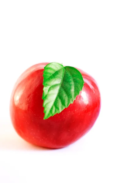 Ein reifer roter Apfel mit Blatt isoliert auf weißem Hintergrund — Stockfoto