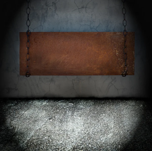 暗い汚い部屋にぶら下がっている金属のバナー — ストック写真