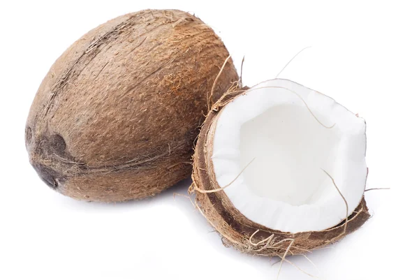 白の隔離された背景に新鮮なココナッツ — ストック写真