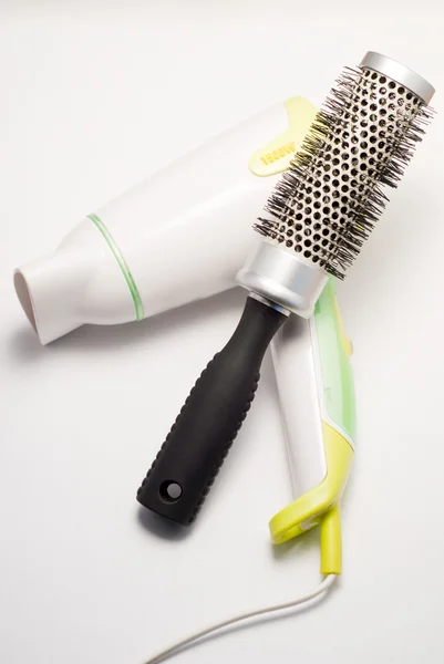 Στεγνωτήρα μαλλιών και χτένα που απομονώνονται σε λευκό — Φωτογραφία Αρχείου