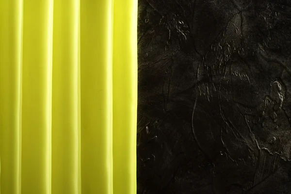 Raso giallo su parete grunge nera — Foto Stock