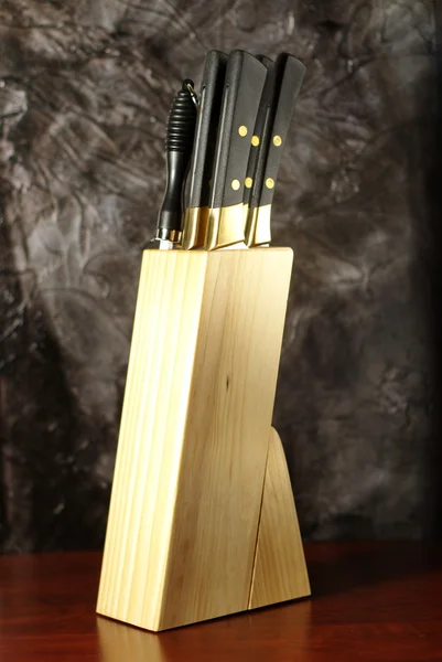 Kniv block på träbord — Stockfoto