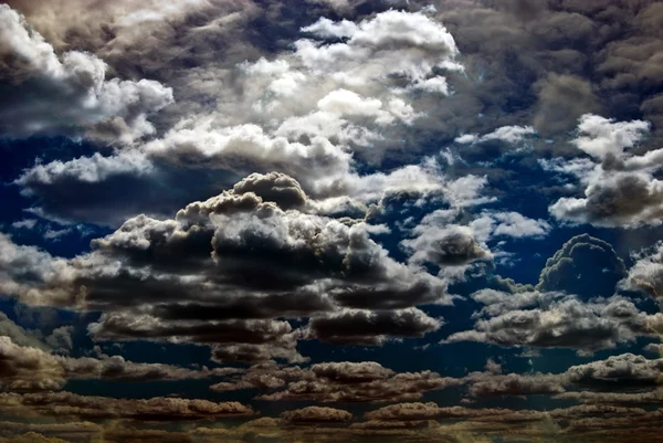 Atmosphère dangereuse dramatique gros plan nuages orageux — Photo